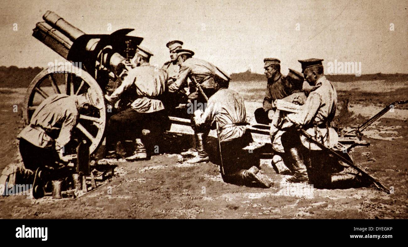 World War 1 - Type of Russian Howitzer at practice firing. Russian experience in her great war with Japan taught the Tsar's military advisers some lessons which, though bitter, were profitable and one direct result was a great improvement in the Russian artillery arm, both in the guns themselves and in the gun practice. Stock Photo
