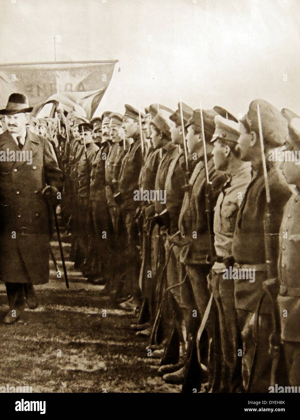 World War 1 - Trotsky reviewing red army trops, 1917, Stock Photo