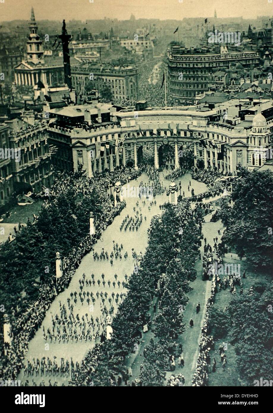 crowds gather at the Admiralty arch in London for a victory parade 19th June 1919 to mark the peace treaty signed at Versialles after World War I . Stock Photo