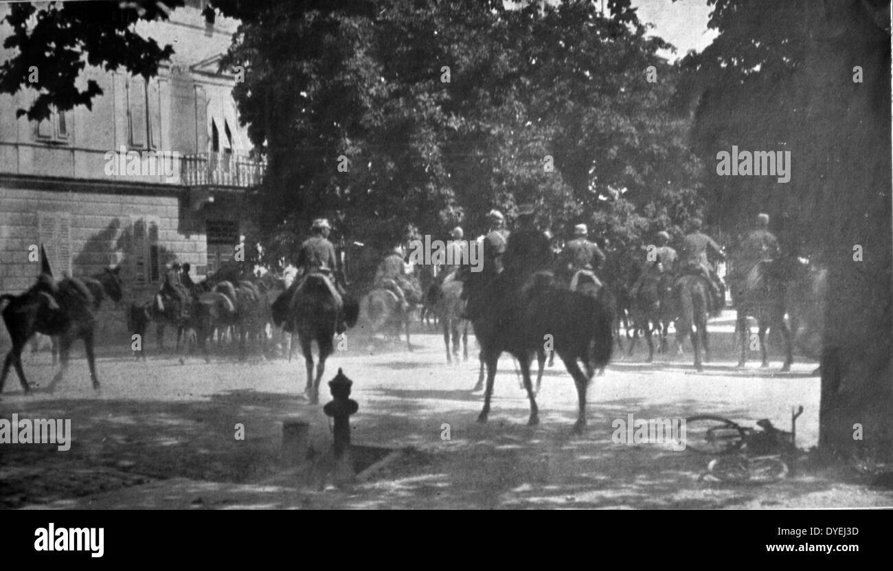 World War 1 - Italian cavalry in Gorizia, before the palace of the Austrian governor, the morning of August 9th, 1916. Stock Photo
