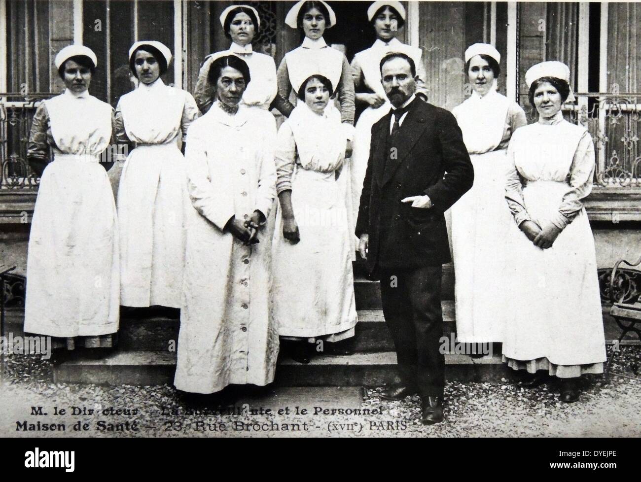 The Director and nurses at the Maison de sant, 23 Rue Brochant, Paris 1900 Stock Photo