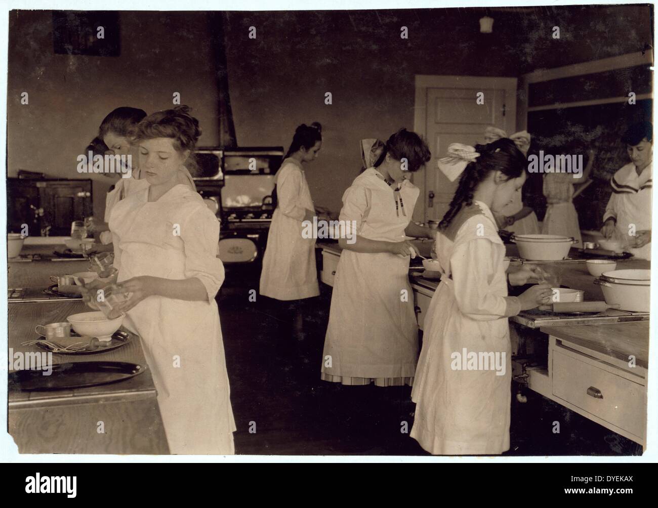 Domestic Science class in Horace Mann School. Tulsa, Oklahoma 1917 Stock Photo