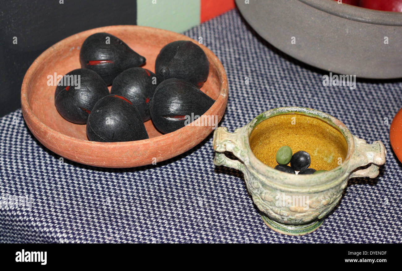 Models depicting typical Roman food from the early part of the Roman Empire. figs and olives are shown in simple clay dishes Stock Photo