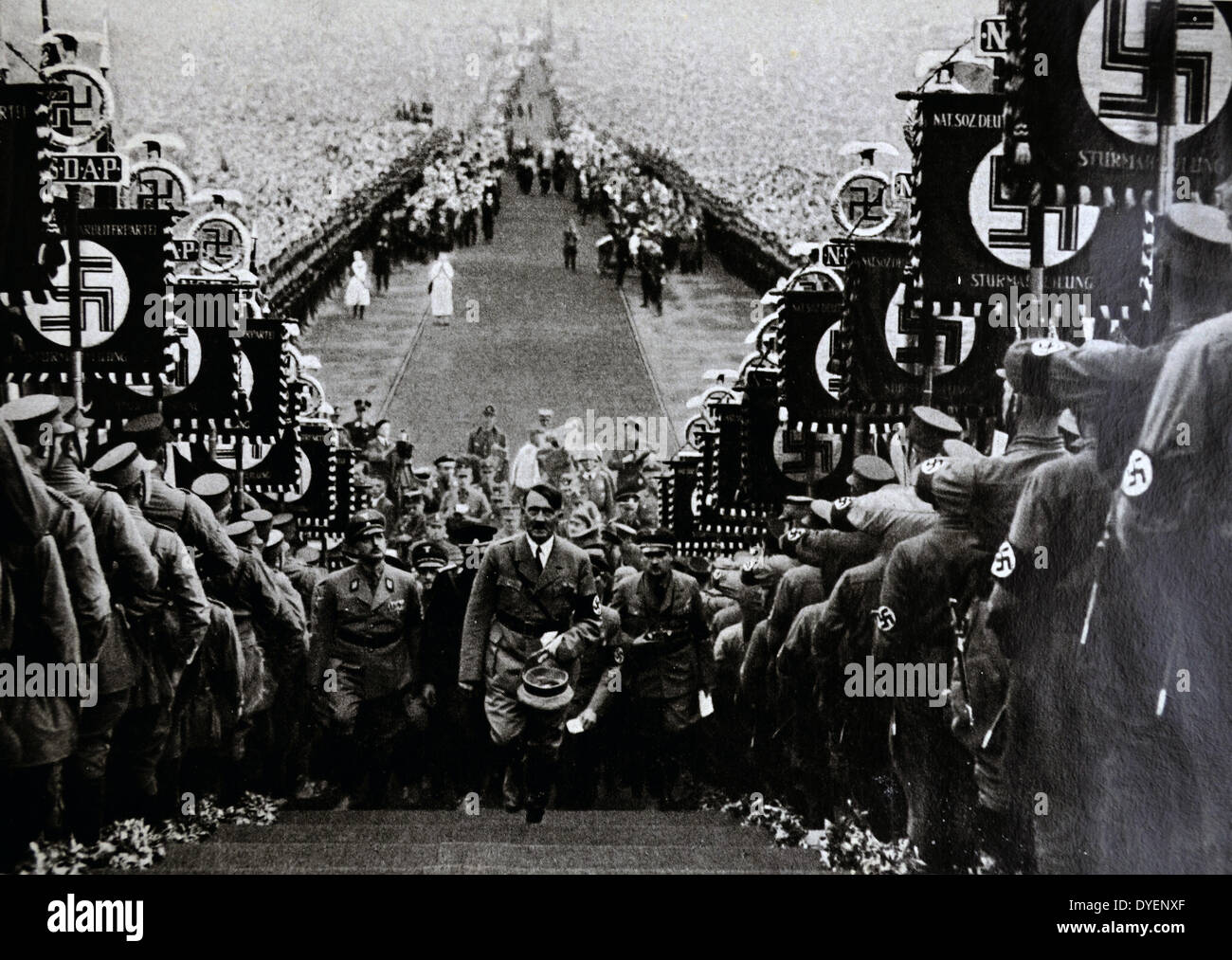 adolf-hitler-1889-1945-receiving-the-adulation-of-a-crowd-in-buckeberg-DYENXF.jpg