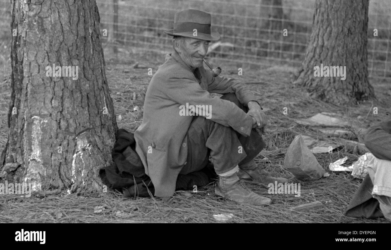 Migrant worker resting at roadside, Hancock County, Mississippi By Russell Lee, 1903-1986, photographer Date 19380101. Stock Photo