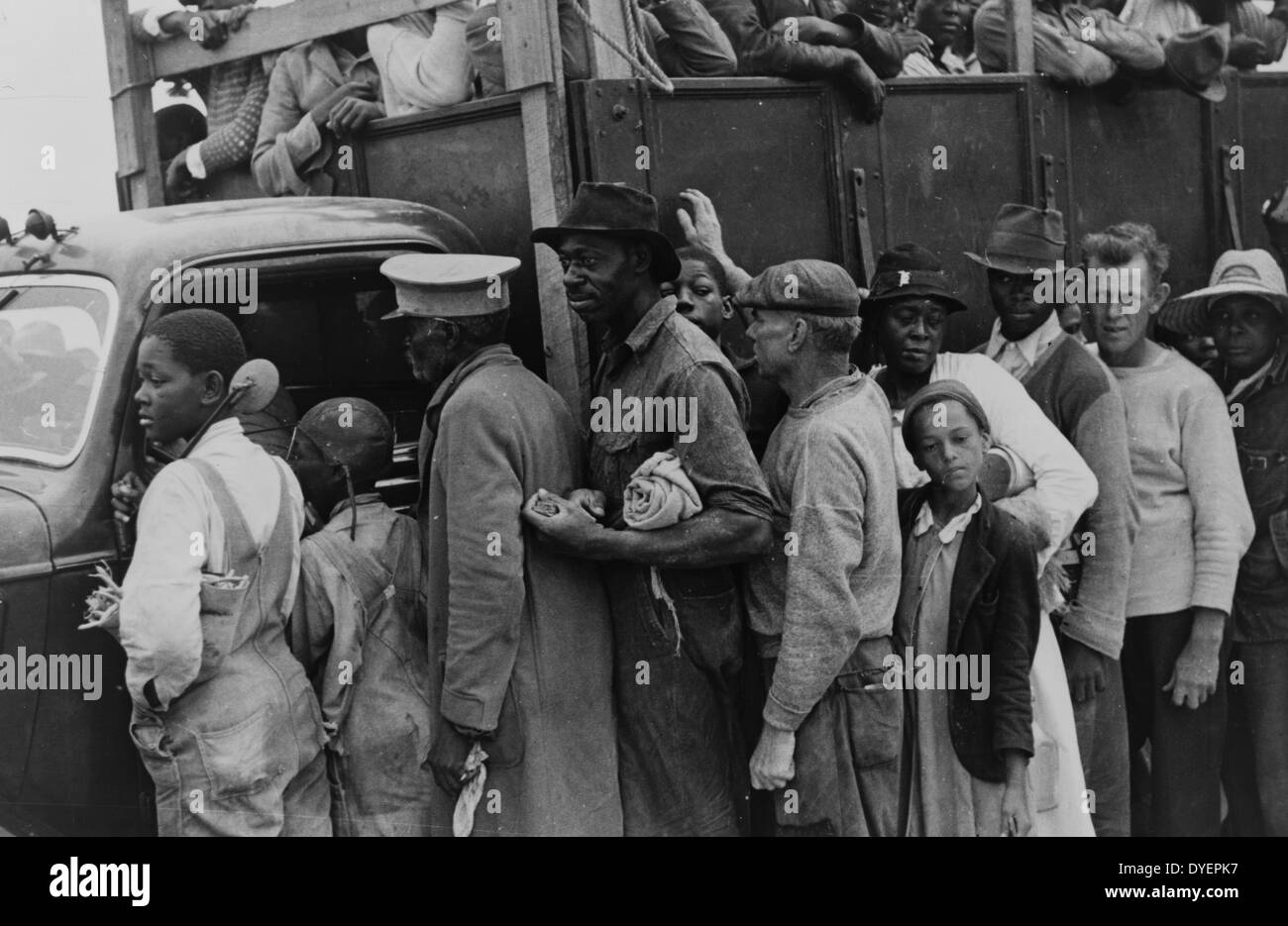 Vegetable workers, migrants, waiting after work to be paid. Near Homestead, Florida. dated 19380101 Stock Photo