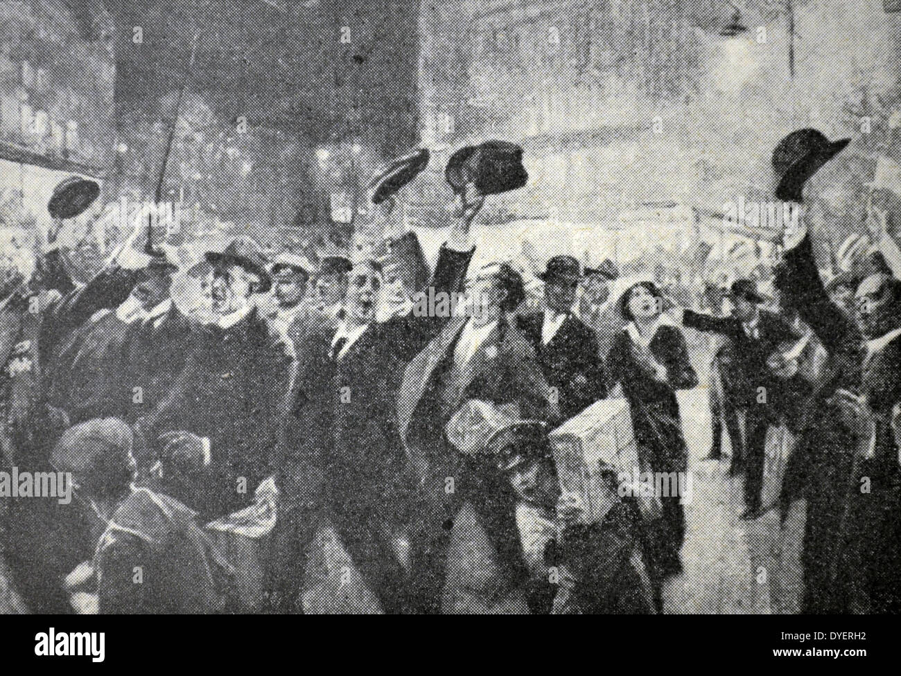 Celebrating the outbreak of World War One in Paris Stock Photo