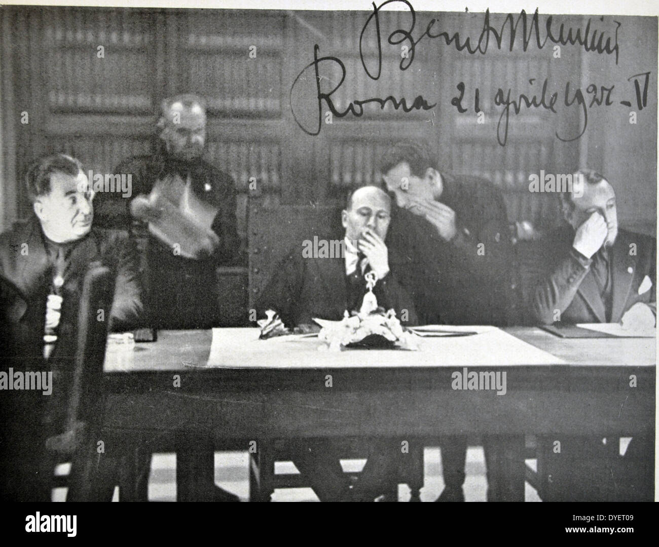 Rome, 21 April 1927 - Seduta del Gran Consiglio nella quale venne approvata  "La Carta del Lavoro". (Firma e data autografe del Stock Photo - Alamy