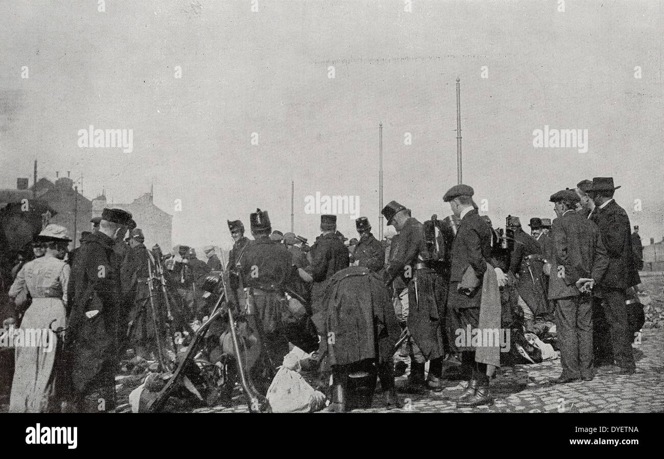 The resistance of Liege, the enemy had not allowed the completion of the general mobilization that Belgium had decided on July 31 19140101. reservists of the line infantry receive their equipment in Namur. World War I 19140101 Stock Photo