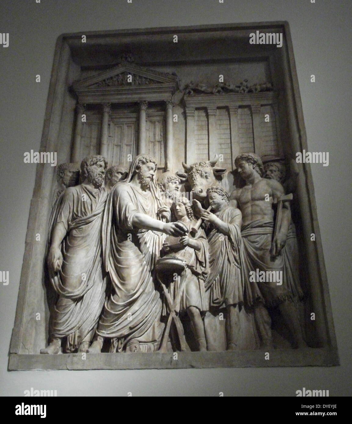 Relief depicting imperial triumph. This panel shows Marcus Aurelius  celebrating a sacrifice in front of the temple of Jupiter Capitolinus.  Roman. Circa 2nd century AD Stock Photo - Alamy
