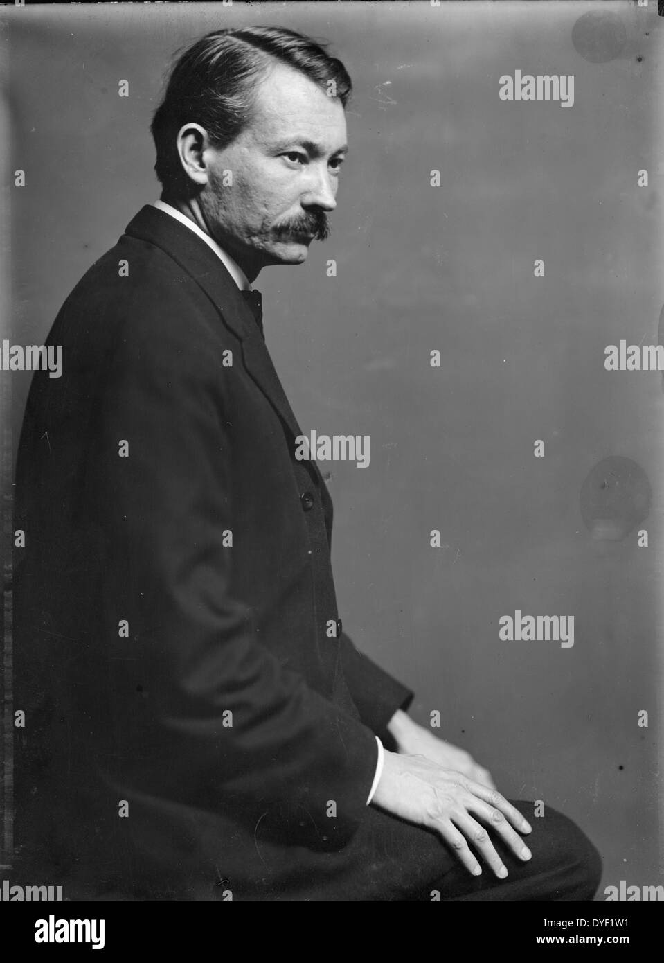 Robert Henri (1865-1929), the American painter, posed in the photographer's New York City studio about 1900] By Gertrude Käsebier, 1852-1934, photographer [ca. 1900] Stock Photo