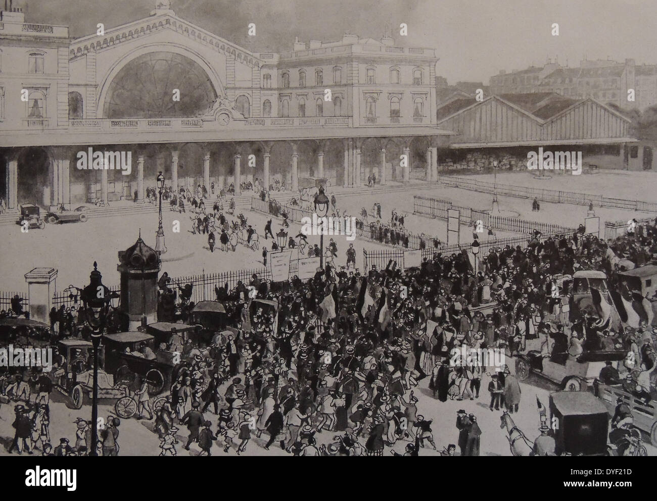 2nd august 1914: crowds waving off French recruits and conscripts as they leave the gare de l'Est in Paris for the frontlines, after the outbreak of World war One Stock Photo