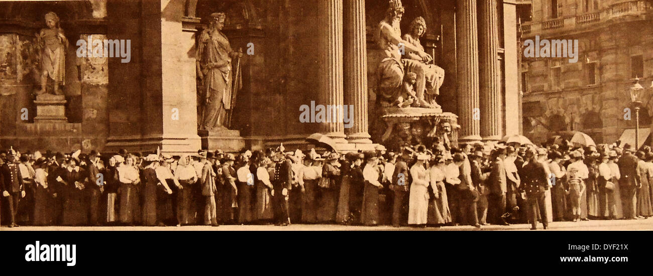 crowds line up to pass the coffin of Austrian archduke Franz Ferdinand after his assassination in 1914 Stock Photo
