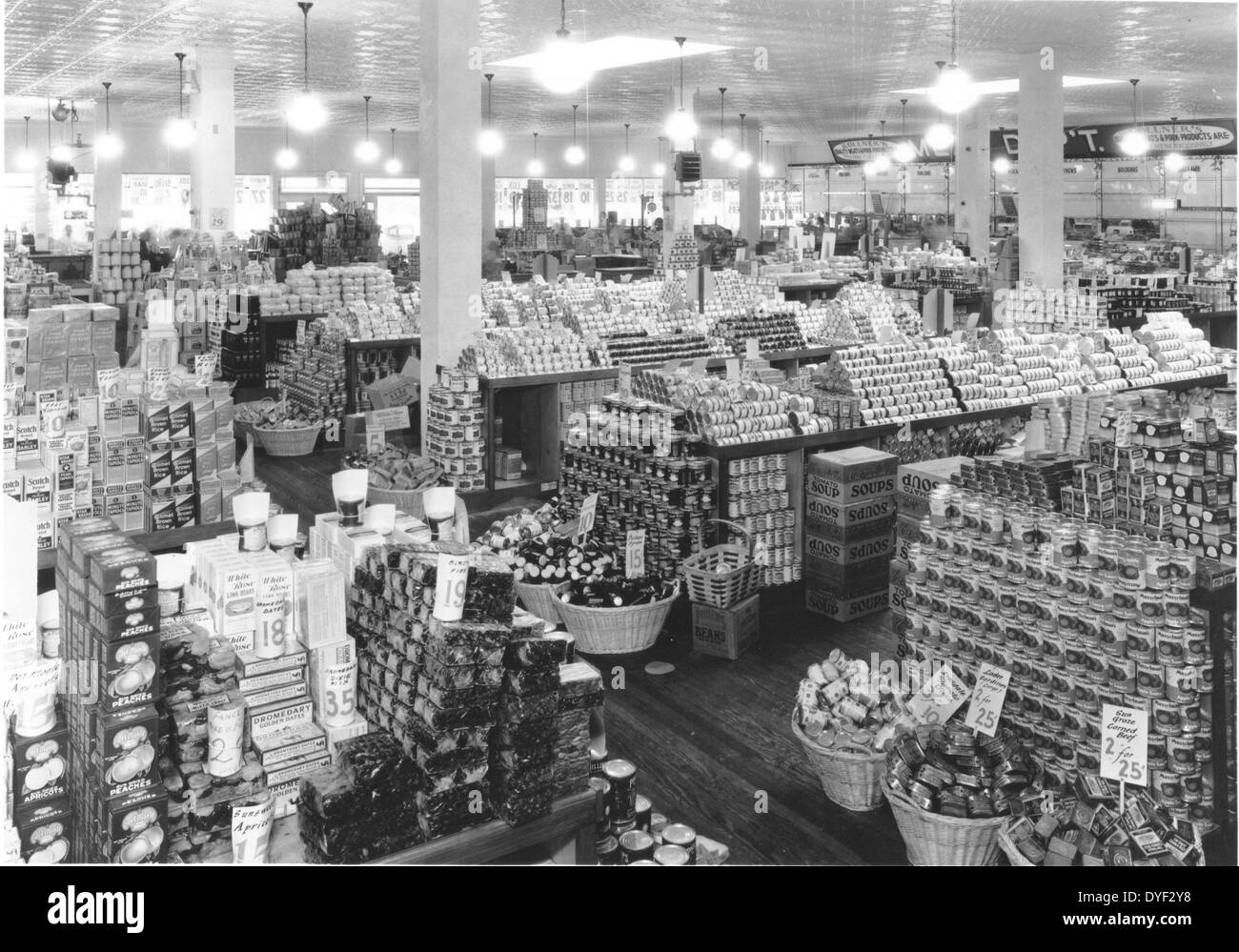 Photograph of a well stock shop in the USA 1920s. The sale of alcohol was prohibited throughout the US during the 1920's Prohibition. As the photograph shows there is a bountyful amount of food produce but no alcohol on sale. Unknown Stock Photo