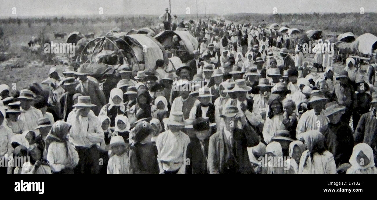 Polish peasants flee as refugees ahead of the German military advance into Poland 1915. World war one Stock Photo