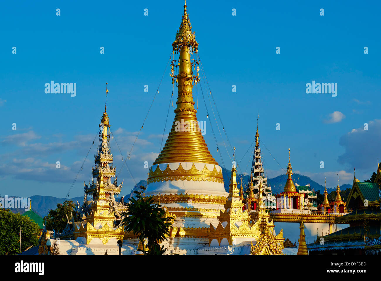 Thailand, Mae Hong Son, Wat Chong Klang on the Nong Chong Kham Stock