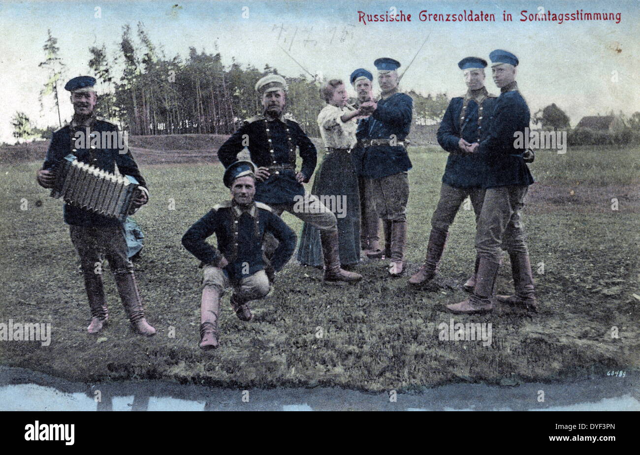 Russische grenzsoldaten in Sonntagsstimmung 1900. Russian border guards and one woman in dance poses with one border guard playing accordion. Stock Photo