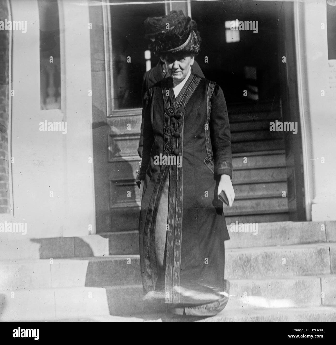 Jane Addams leaving Mercy Hospital in Chicago, after a visit with her friend, ex-President Theodore Roosevelt who was recovering from an assassination attempt in October, 1913. Stock Photo