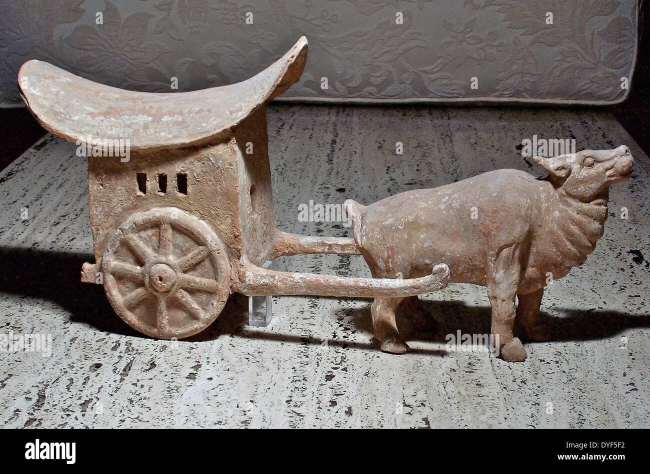 Ancient China: Unglazed pottery figure of an ox and cart, Six Dynasties, 220 - 580 AD. Stock Photo