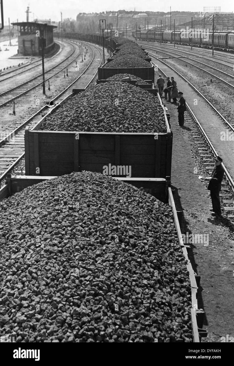 Workers at a freight train filled with coal to be transported to West Berlin households in Berlin, Germany, 1949. Photo: zbarchiv - NO WIRE SERVICE Stock Photo