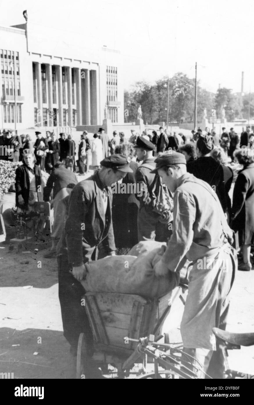 World war food queue berlin hi-res stock photography and images - Alamy