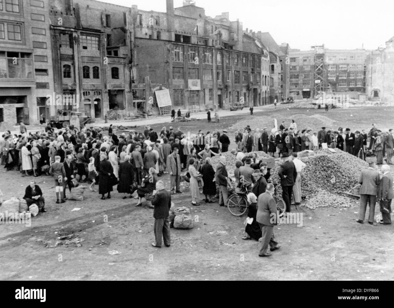 World war food queue berlin hi-res stock photography and images - Alamy