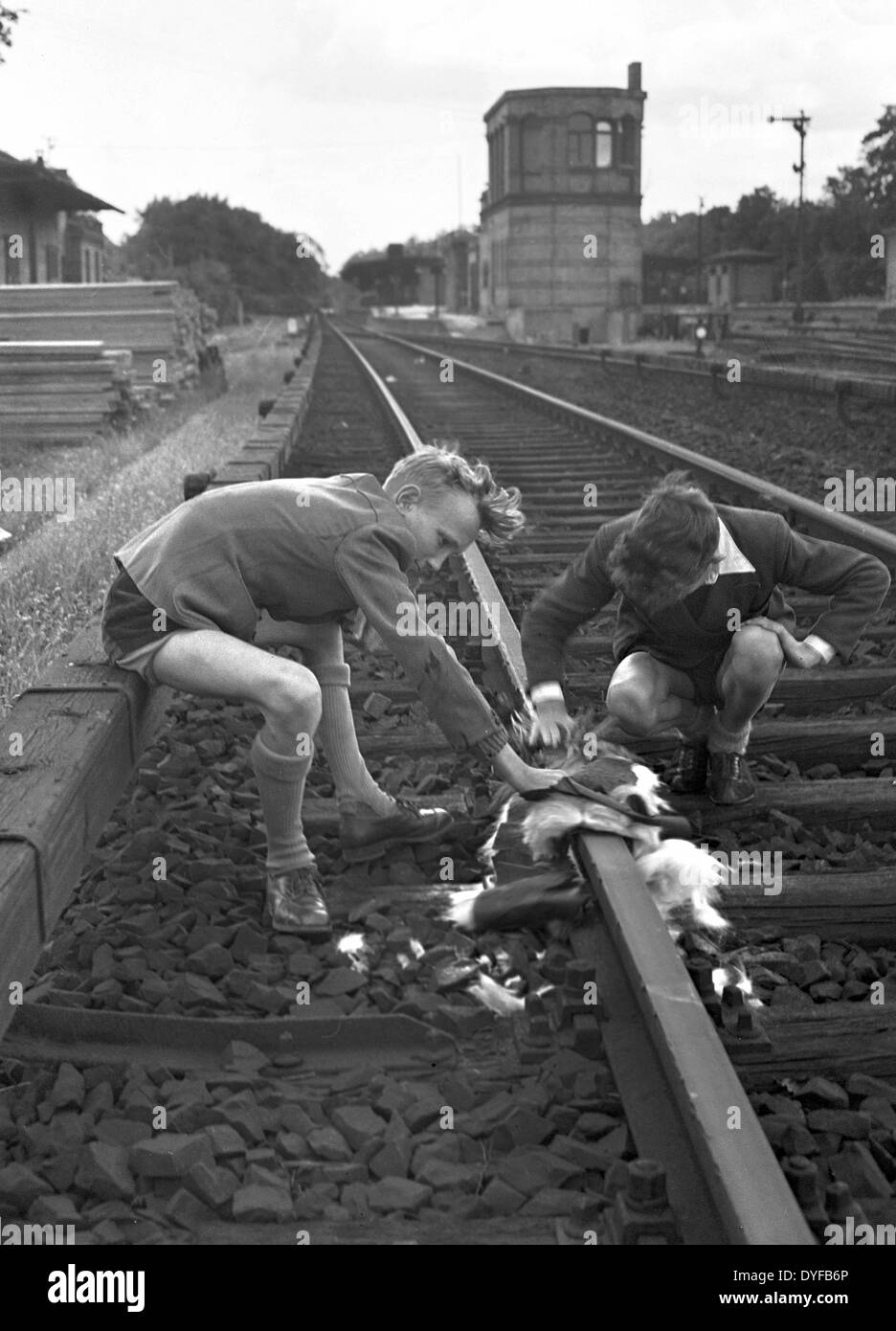 After the ballot vote for the continuation of the strike of the East German State Railway, children play at the empty rails of the suburban train in West Berlin, photograph taken in June 1949. The whole railway operations and infrastructure of Berlin were subordinated to the East German State Railway (Deutsche Reichsbahn, DR) of the Soviet zone of occupation until 1949. On 21 May 1949, the Unabhängige Gewerkschaftsopposition UGO in the West sectors called upon to strike. Around 13.000 Reichsbahner (workers of the East German State Railway) living in West Berlin stopped work and fought for a pa Stock Photo