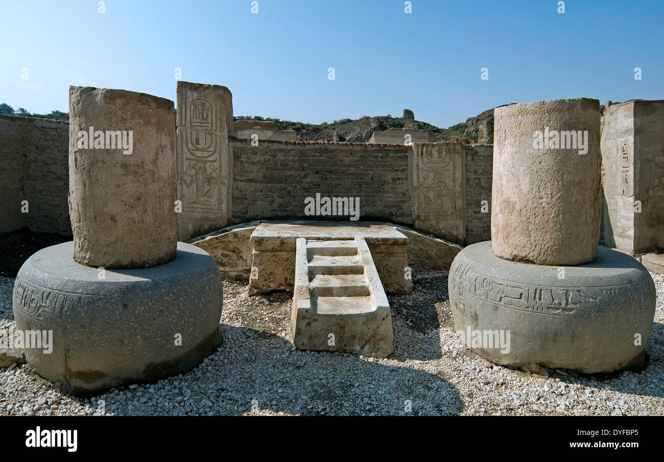 Two column bases hi-res stock photography and images - Alamy