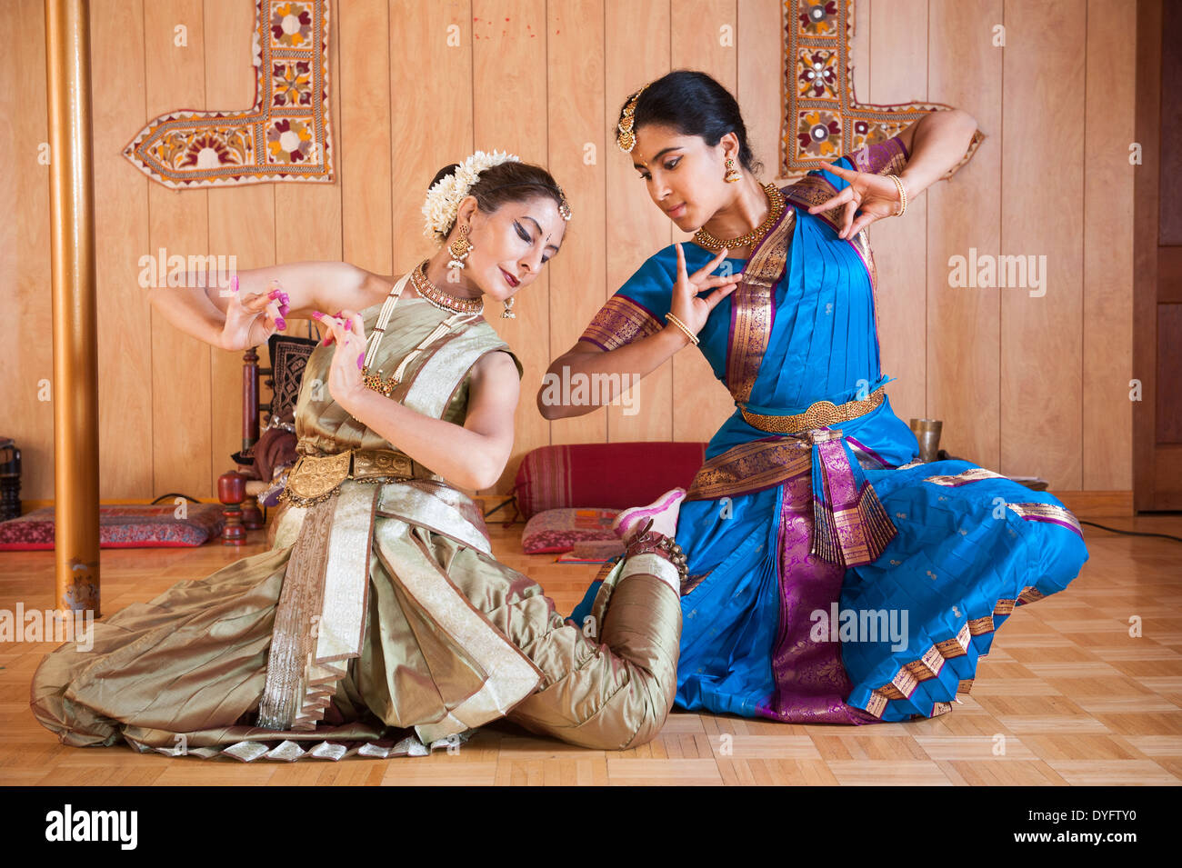 Traditional Indian Dancers in classical dress Stock Photo - Alamy