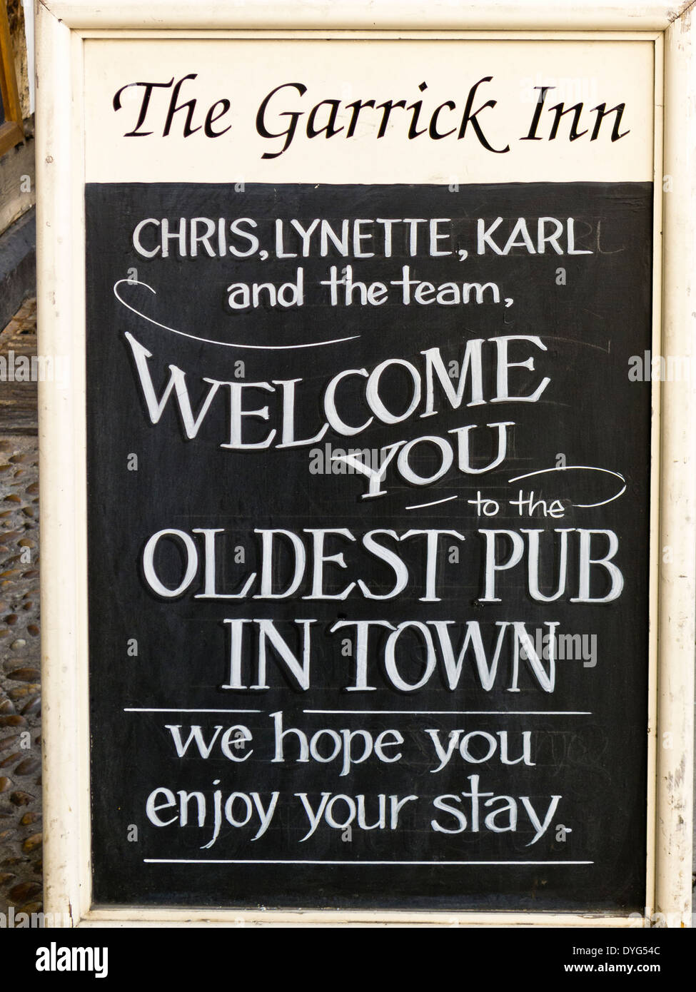 Welcome sign outside the old Garrick Inn in Stratford upon Avon UK Stock Photo