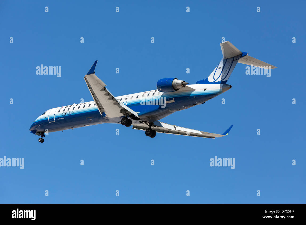 A Bombardier CRJ of United Airlines on final approach Stock Photo