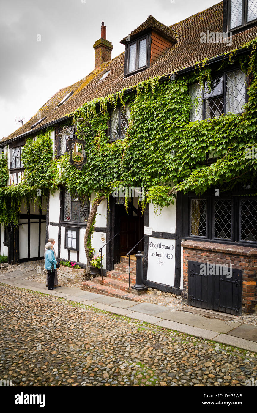 The Mermaid Inn in a Rye cobbled street Stock Photo