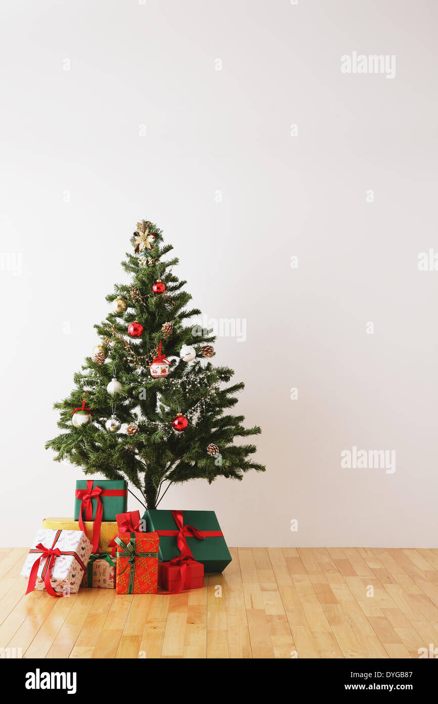 Christmas tree and gift boxes Stock Photo - Alamy