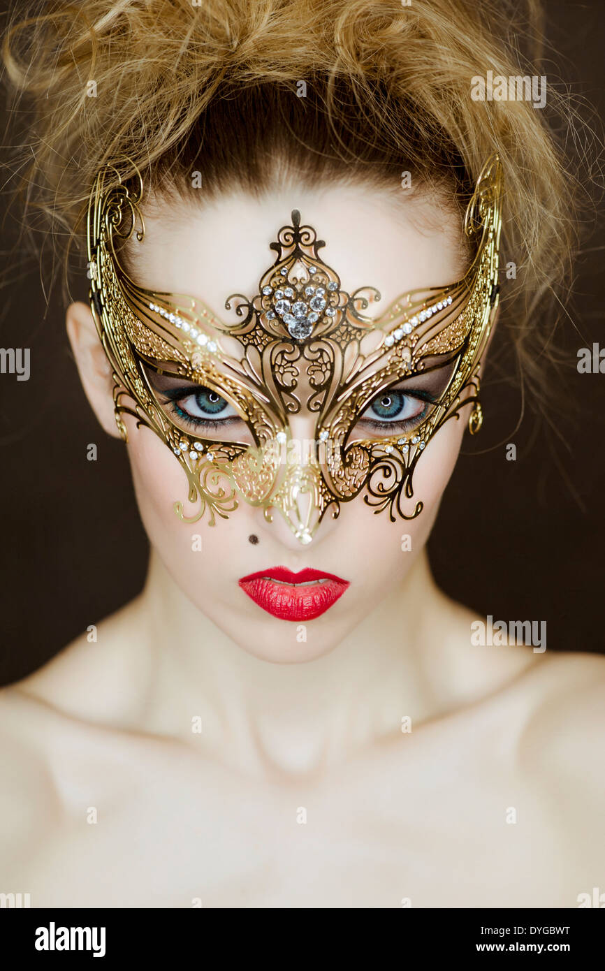 Junge, blonde Frau mit goldener, venezianischer Maske - woman with Venetian  mask Stock Photo - Alamy