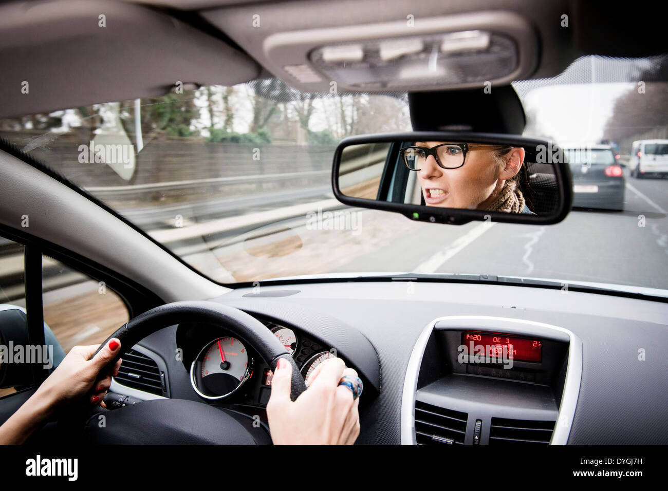 Frau ärgert sich während der Autofahrt - angry car driver Stock Photo