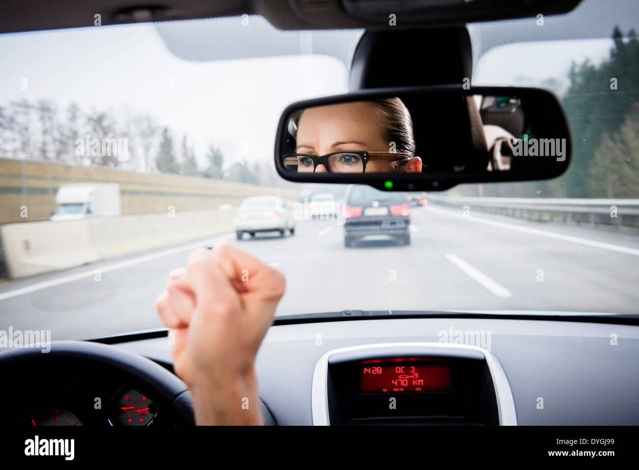 Frau ärgert sich während der Autofahrt - angry car driver Stock Photo
