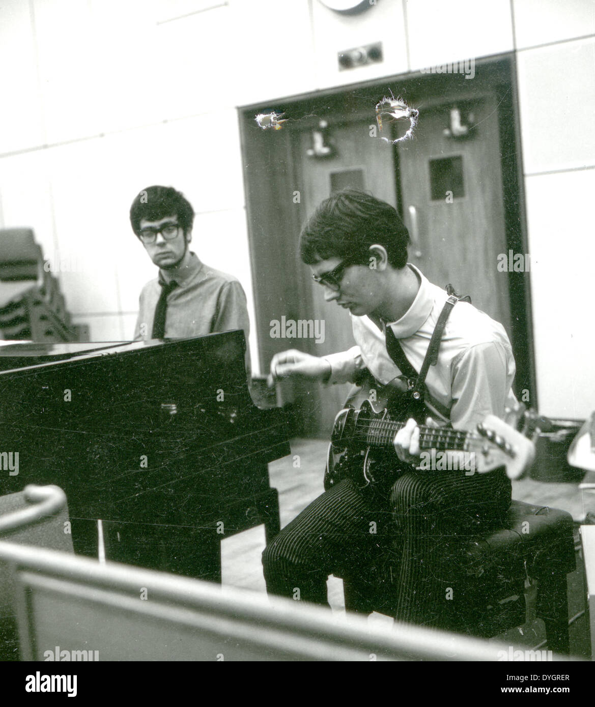MANFRED MANN UK pop group in a recording studio in September 1964 with Manfred at left and Tom McGuinness Stock Photo