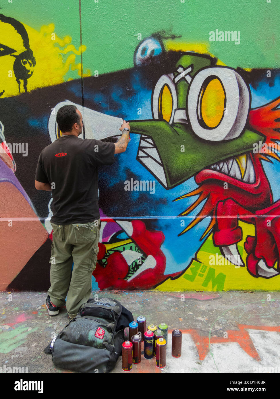 Paris, France, French Man, Graffiti Artist, Spray Painting Graphic Design,  Wall on Street, painting amateur, urban youths, urban art paris Stock Photo  - Alamy