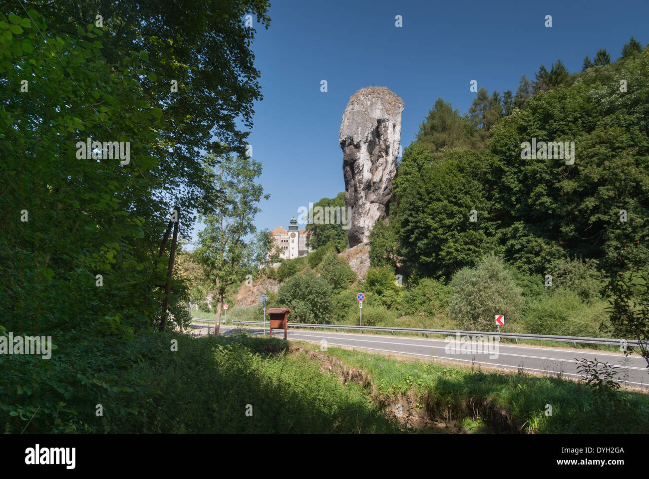 Maczuga Herkulesa (Hercules Club Rock) and Pieskowa Skala Royal Castle, southern Poland Stock Photo