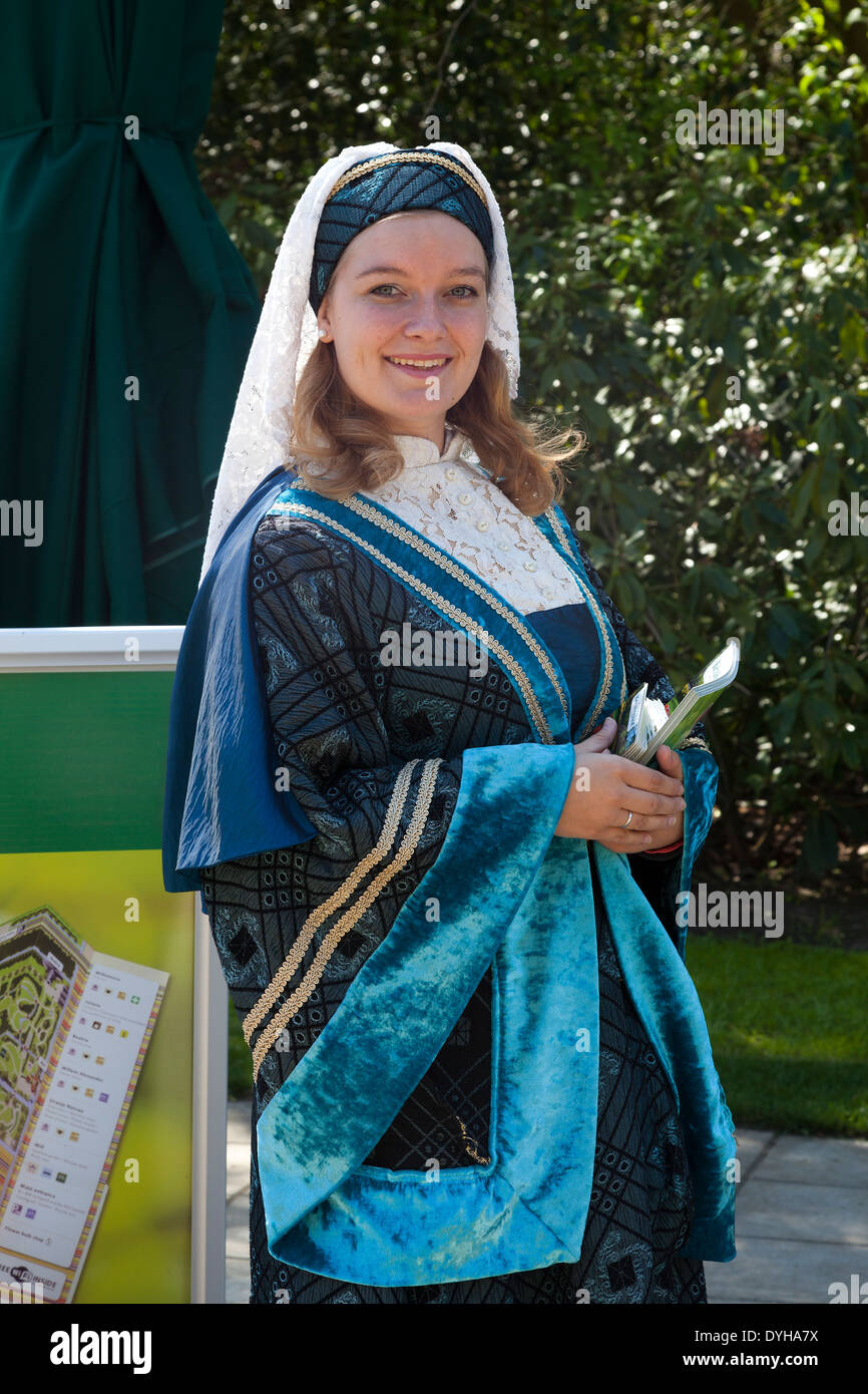 Host Dressed As Jacoba Van Beieren At The Keukenhof In Lisse, Holland Stock  Photo - Alamy