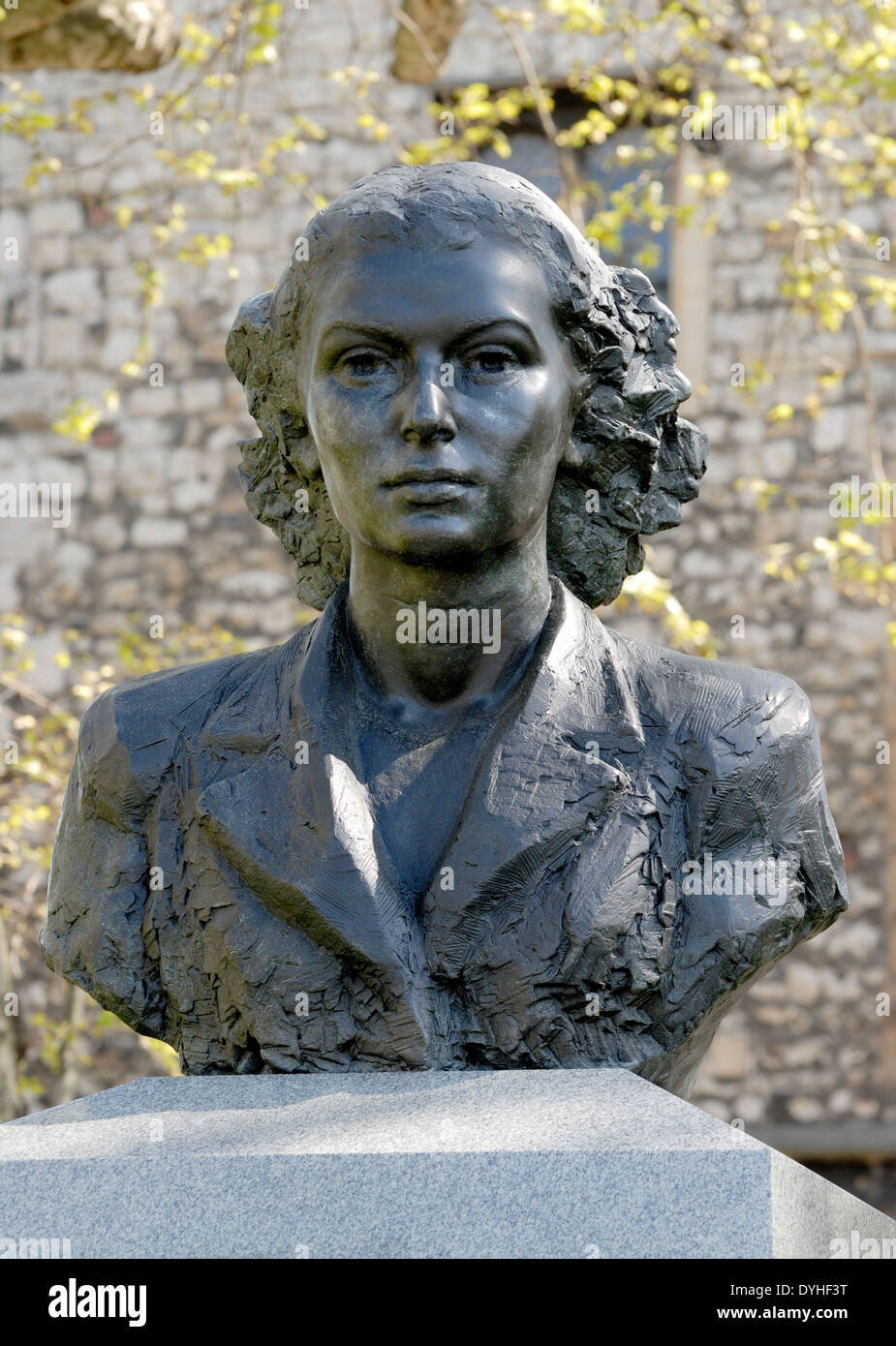 London, England, UK. Bust of Violette Szabo on the Special Operations Executive Memorial (2009: Karen Newman) Stock Photo