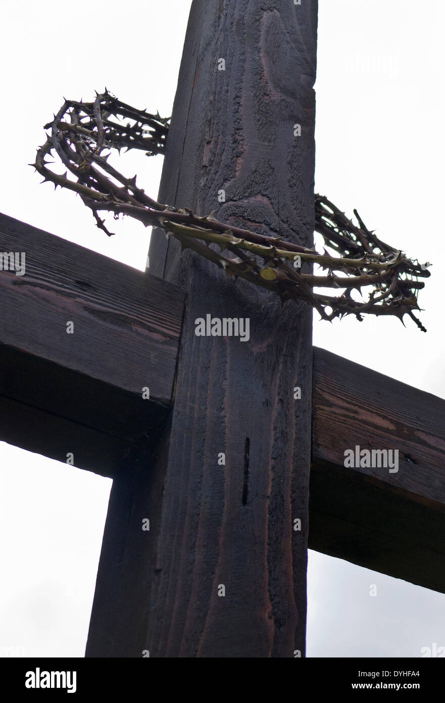 Little Walsingham, Norfolk, UK. 18th April 2014. A crown of thorns on a wooden cross to mark Good Friday at St. Mary's church, Little Walsingham, Norfolk, England, UK. Credit:  Stuart Aylmer/Alamy Live News Stock Photo