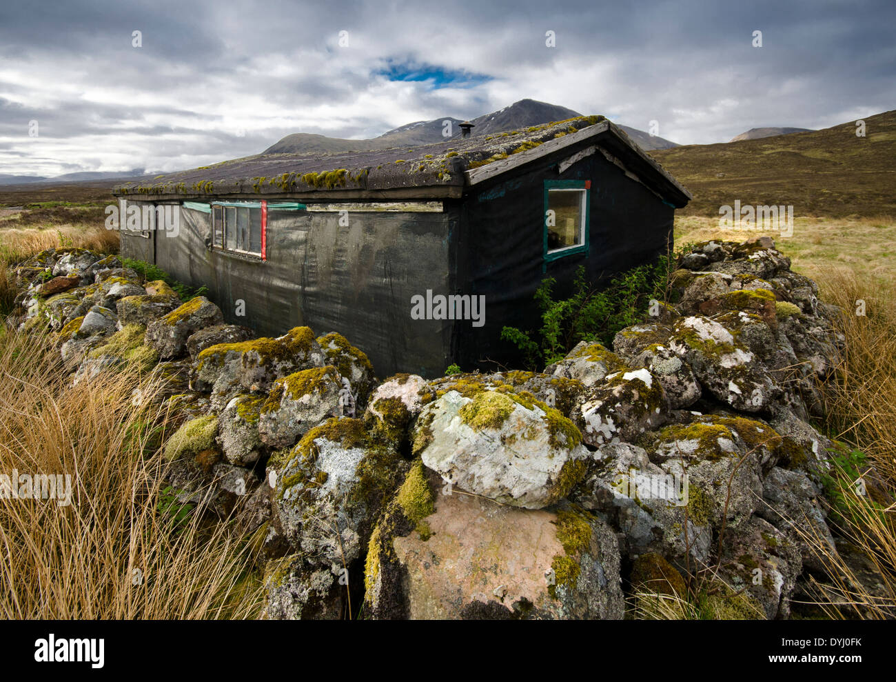 creagh dhu mountaineering club bothy shelter glencoe buachaille etive mor by river coupal Stock Photo