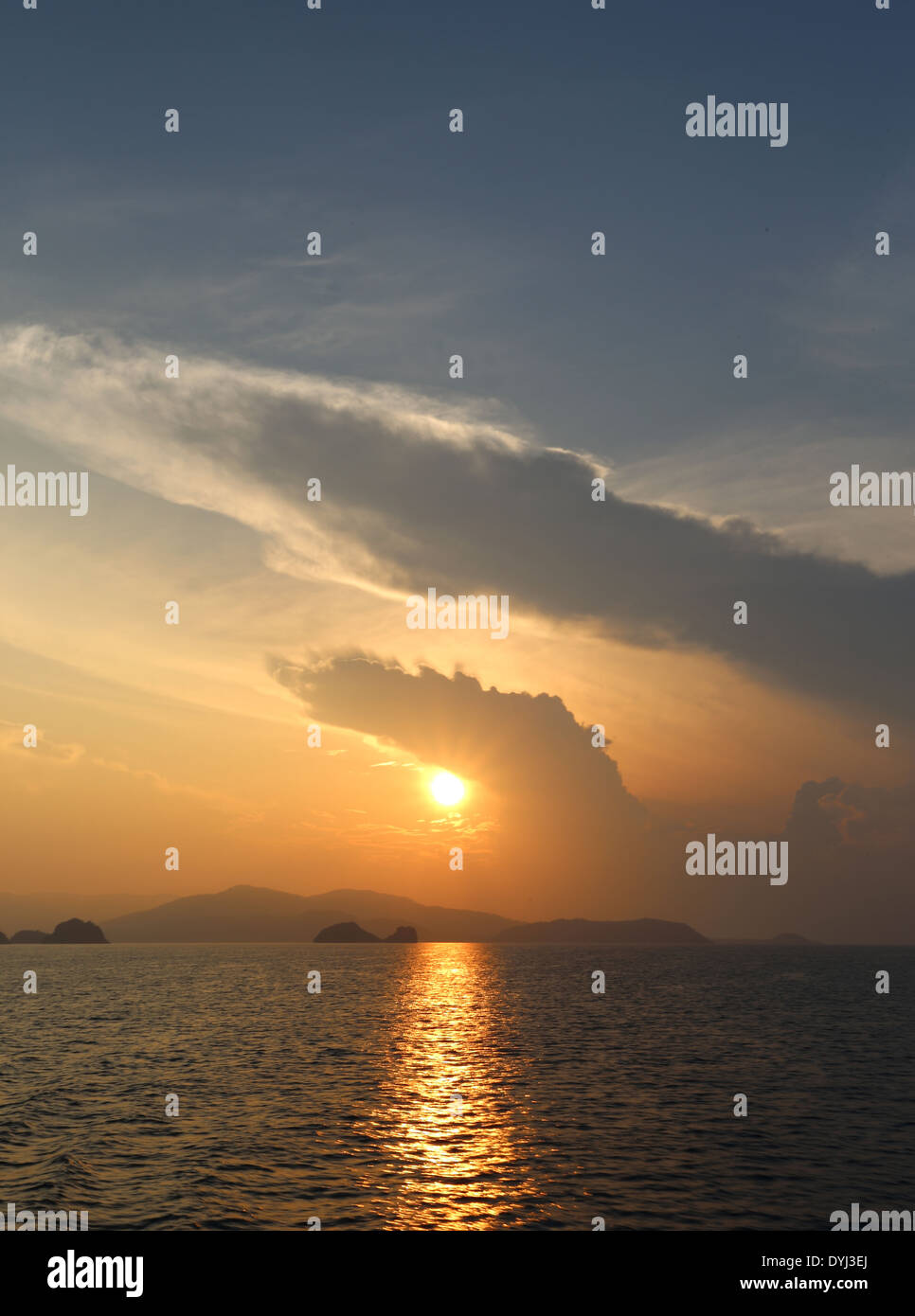 Nice sunset over the ocean hi-res stock photography and images - Alamy
