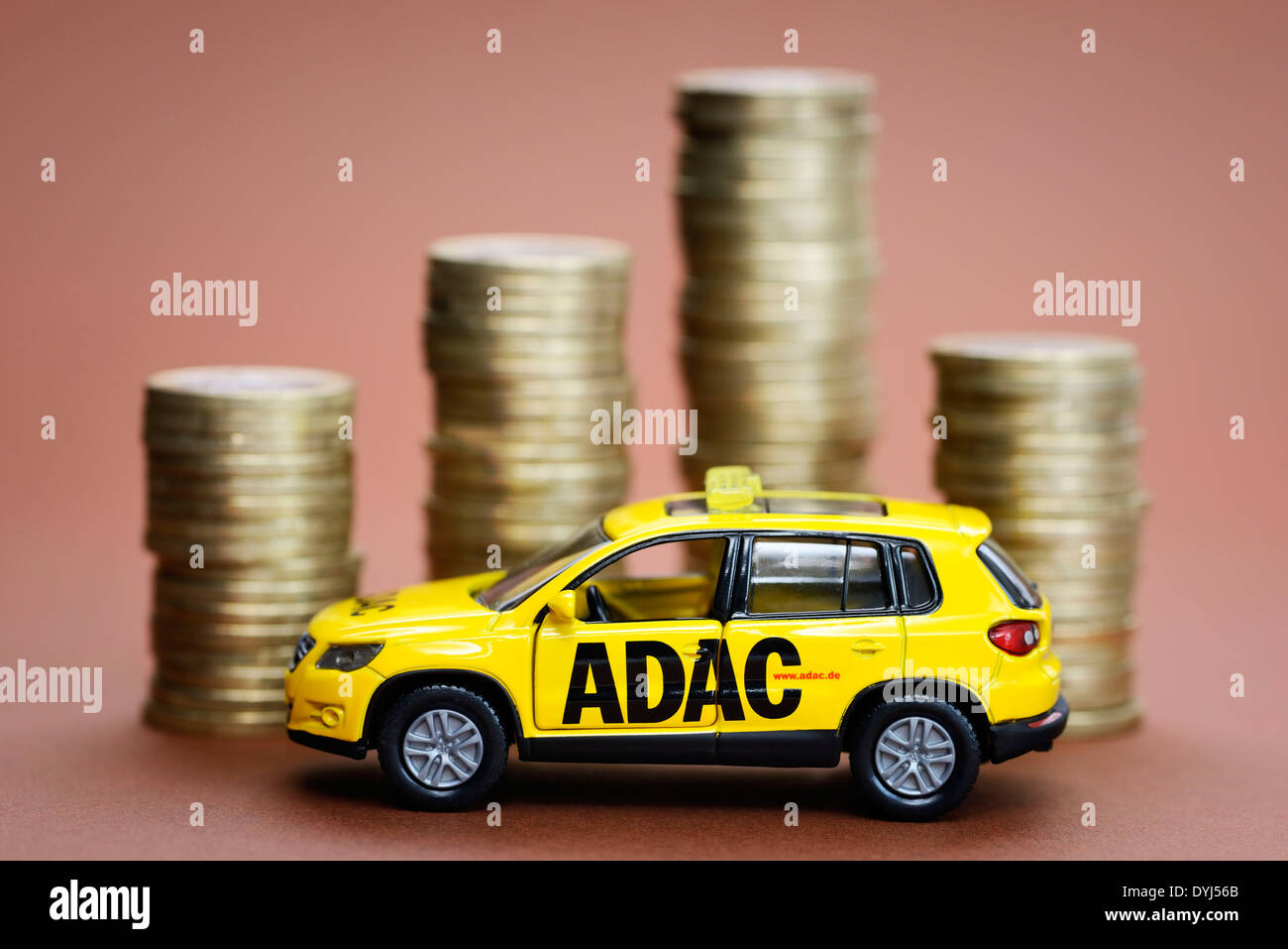 ADAC Miniaturfahrzeug und Münzstapel Stock Photo