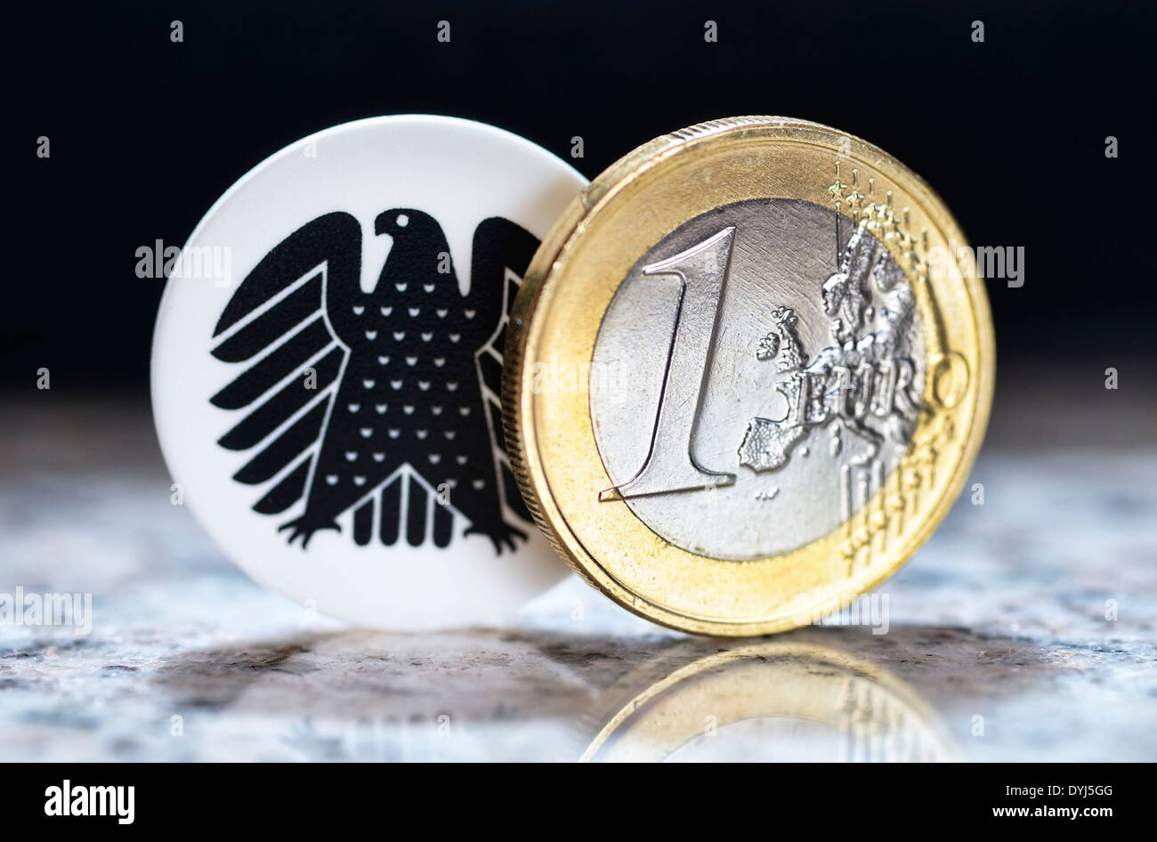 Ein-Euro-Münze und Bundesadler, Diätenerhöhung Stock Photo