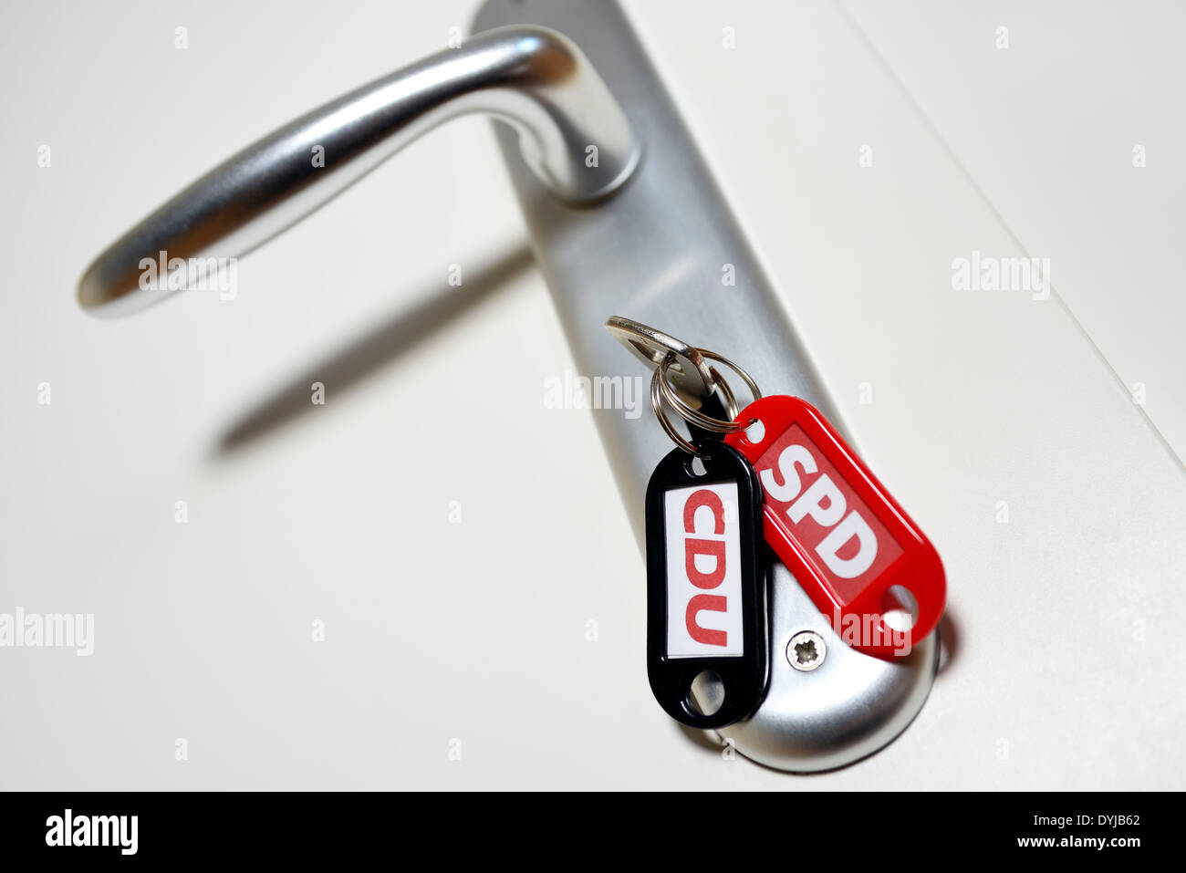 Schlüssel mit Schlüsselanhänger von CDU und SPD, Symbolfoto Große Koalition Stock Photo
