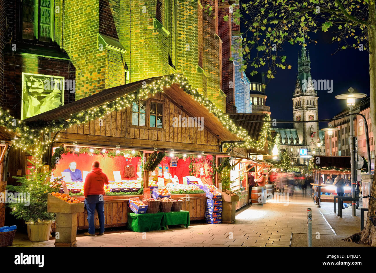 Rathaus und Weihnachtsmarkt in Hamburg, Deutschland, Europa Stock Photo