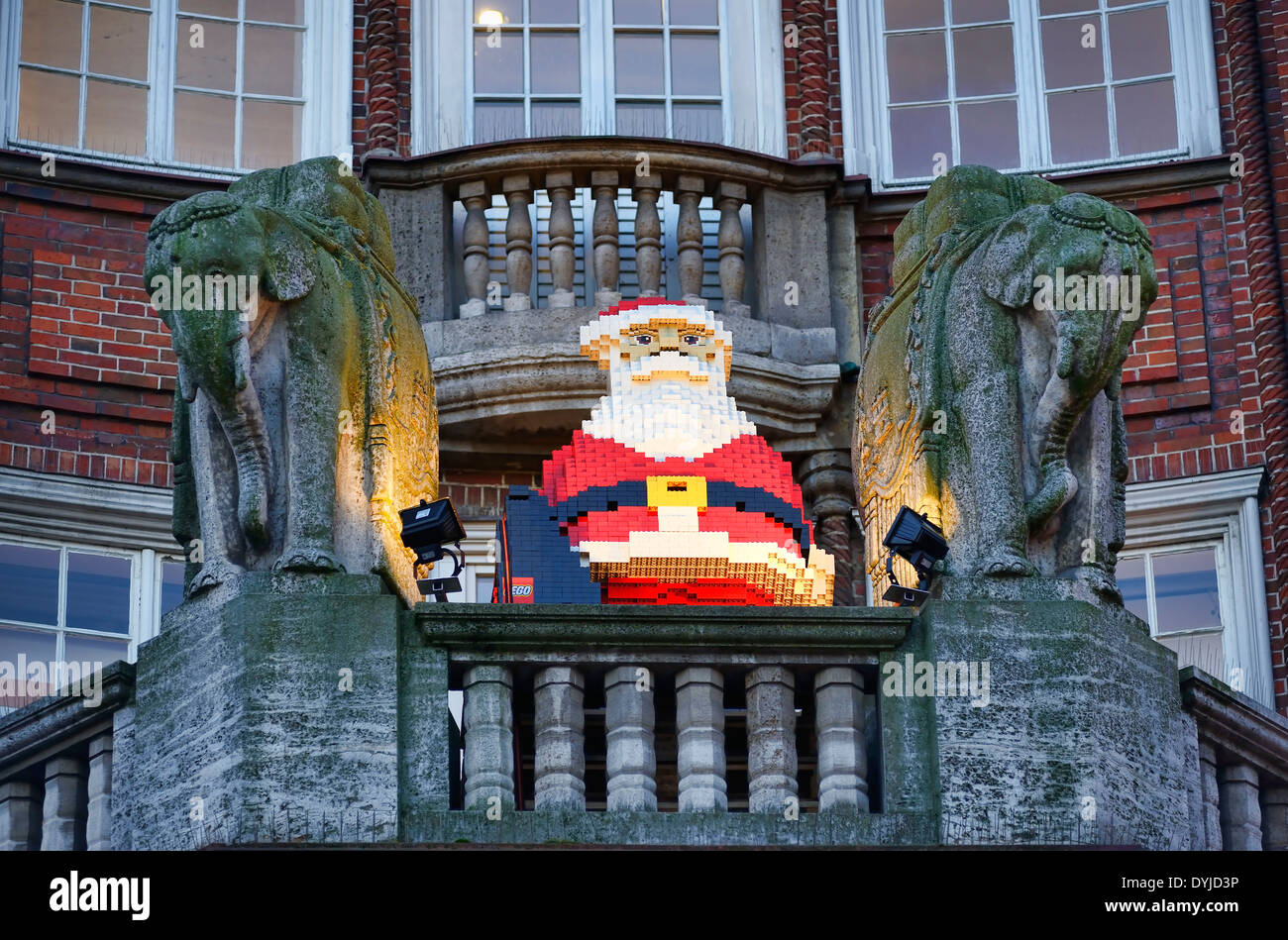 Lego-Weihnachtsmann bei Galeria Kaufhof in Hamburg, Deutschland, Europa  Stock Photo - Alamy