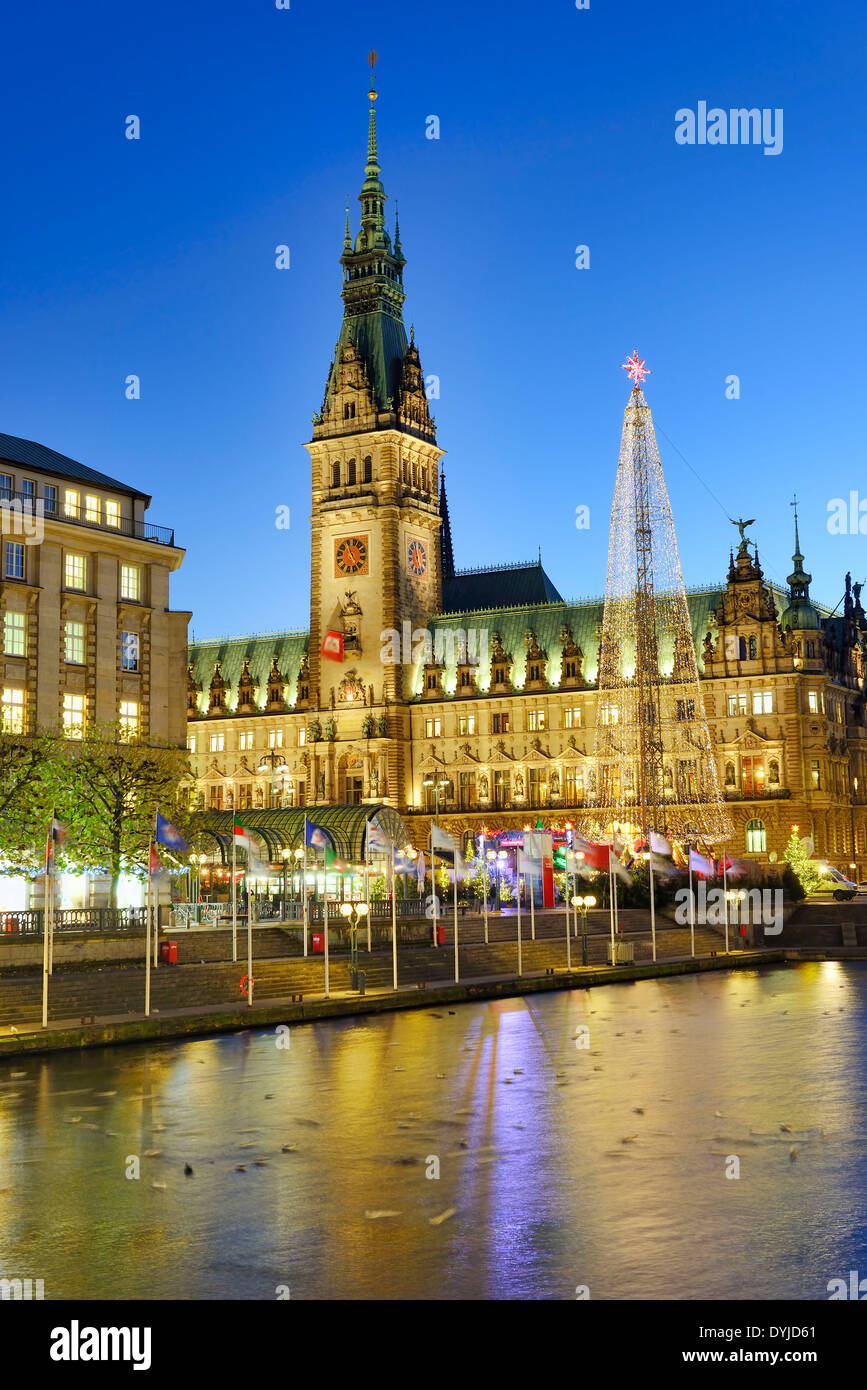 Weihnachtsmarkt am Rathaus in Hamburg, Deutschland, Europa Stock Photo